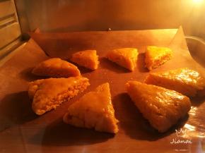 烤盘放进烤箱中层烤18～20分钟即可。