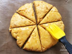 在表面刷一层蛋液，烤箱180度预热。