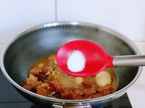 约40分钟后牛腩的口感适合我了，按个人口味加入盐，继续小火慢炖10分钟。