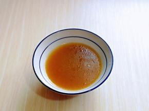 盛出一碗牛肉汤备用。