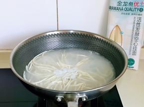 大火煮约5分钟左右，中间加了两次凉水，总之直到将面条煮熟捞出即可。