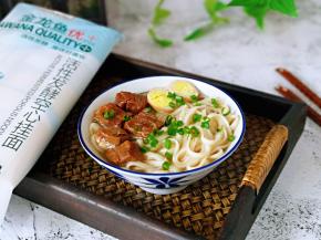 煮熟的面放入牛腩汤碗中，马上牛腩，鹌鹑蛋从中间切开放入碗中，撒上葱花。