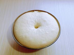 发酵好的面团是原来的两倍大，取出揉圆排气。