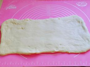 用擀面杖，擀成长方形。