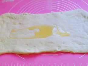 撒上橄榄油，用刷子刷均匀。