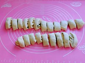 卷好的面团，切成等份的小面团，大小可以根据个人喜欢调整。