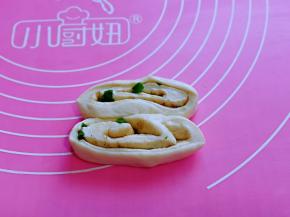 取两块小面团，叠加在一起，用手轻轻拉伸。