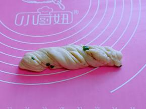 稍稍扭一下就可以啦！这样花卷胚就只做完成了，依次做完。