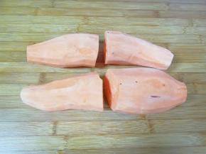 红薯刷洗干净去皮。