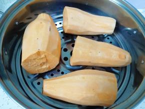 放入蒸锅蒸至9成熟(用筷子扎一下，需要用点力扎透即可)。