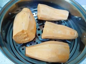 放入蒸锅蒸至9成熟(用筷子扎一下，需要用点力扎透即可)。