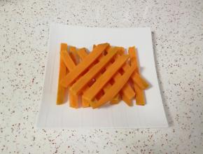 凉透以后(一定要凉透比较好切)切成宽度厚度1厘米左右的长条状。