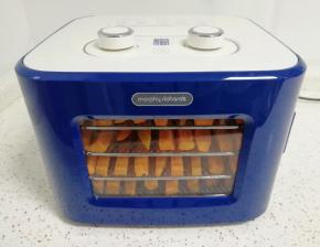 关上干果机的门。