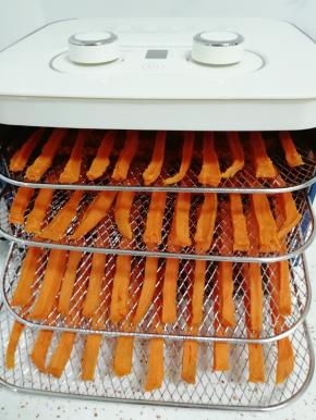 时间到了以后感觉红薯干不够干，又把温度设置为60度烘了一个小时。