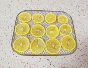 柠檬表皮用盐搓洗干净，切成薄片，摆在烤网上。