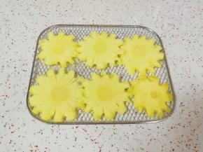 淡盐水泡过的菠萝片直接用厨房用纸吸干水分，摆在烤网上。