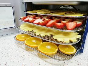 新鲜水果的颜色好漂亮。