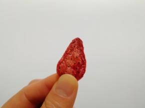 草莓干颜色也很漂亮，当零食了。