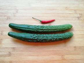 准备好黄瓜和小米椒。