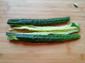 黄瓜用刷子清洗干净，用刀拍扁。