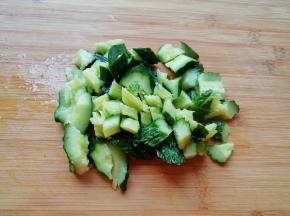 斜着切成小块。