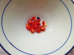 小米椒洗干净切成椒圈放入小碗里。