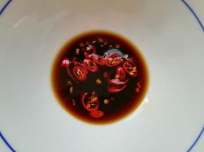 加入香醋和生抽腌制5-6分钟。