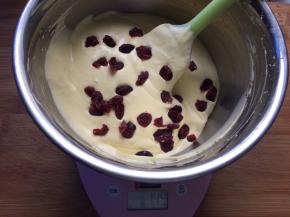 放入蔓越莓干混合搅拌均匀