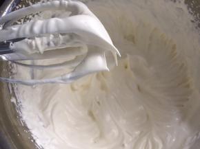 淡奶油加入白砂糖打发至8分发，有小尖勾
