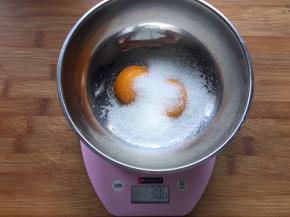 蛋黄和白砂糖混合搅拌均匀