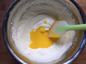 将之前做好的蛋黄牛奶液分两次，和淡奶油混合搅拌均匀