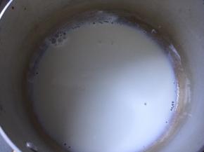 将纯牛奶趁热分三次倒入蛋黄中，边倒边搅拌