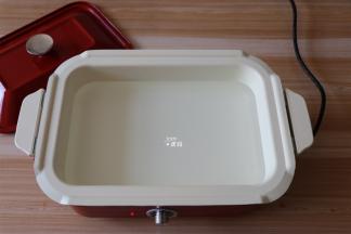 新思特多功能锅选用深锅，放入适量水；