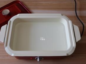 新思特多功能锅选用深锅，放入适量水；