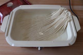 水沸腾后放入面条，煮至7分熟（大约一分钟左右)；