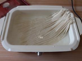 水沸腾后放入面条，煮至7分熟（大约一分钟左右)；