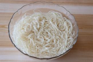 捞出放入冷开水中浸泡凉透（也可以用冰水）；