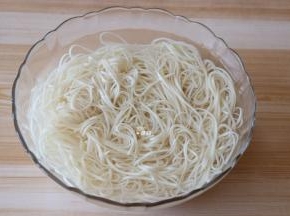捞出放入冷开水中浸泡凉透（也可以用冰水）；