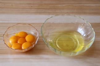 将鸡蛋蛋黄、蛋白分离；