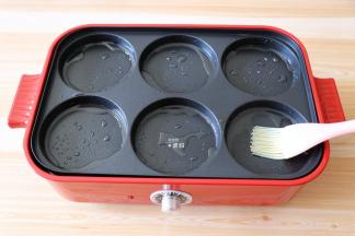 新思特多功能锅放入六圆盘，刷少许食用油；