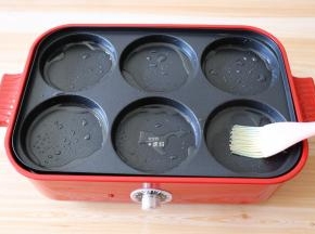 新思特多功能锅放入六圆盘，刷少许食用油；