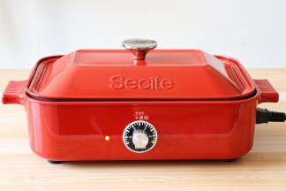 开关旋钮转至1档，盖上盖子煎一分钟左右；