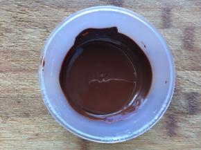 冷冻好后可以裹上巧克力液做脆皮，巧克力隔热水融化