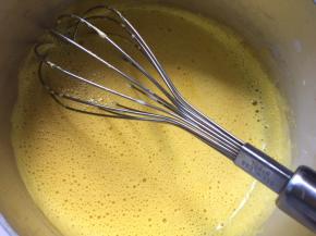 搅拌均匀后再倒入奶锅中小火煮至冒泡，关火晾凉备用（火不能大，不然容易成蛋花汤）