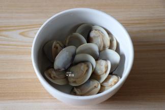 蛤蜊焯至开壳立即夹出，买来的蛤蜊要养养吐沙不然影响口感，焯水的时候放入适量料酒、盐；