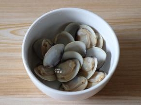 蛤蜊焯至开壳立即夹出，买来的蛤蜊要养养吐沙不然影响口感，焯水的时候放入适量料酒、盐；