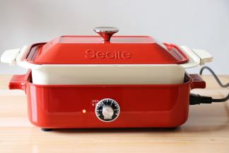 将新思特多功能锅接通电源，开关旋至3档，开始加热；