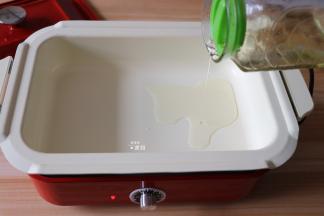 倒入适量食用油；