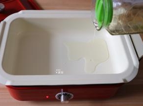 倒入适量食用油；
