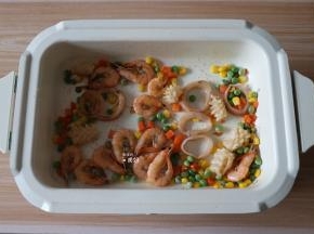 倒入什锦菜煸炒一分钟左右；